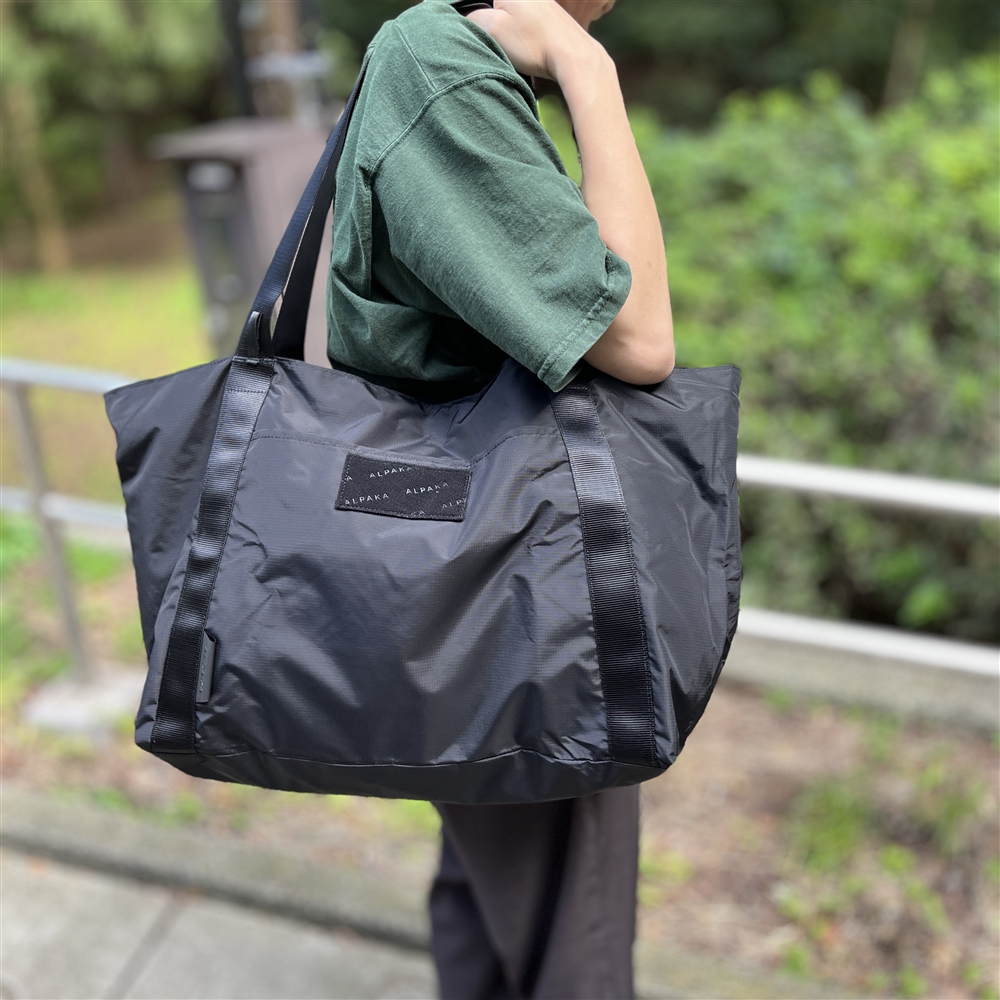 【ALPAKA / アルパカ】旅行先で大活躍！ 2WAY使用の大容量トートバッグをご紹介します！