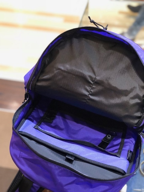 意外と合わせ易い紫のバッグ