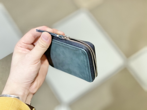 「SLOW」ジップ付きミニ財布は安心の使い心地！
