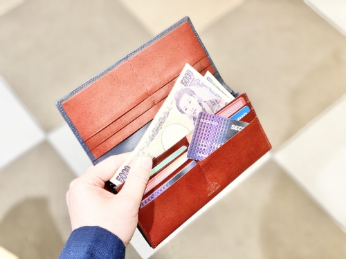 「初任給の使い道」ビジネスライクな財布を買おう！