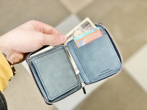 「SLOW」ジップ付きミニ財布は安心の使い心地！