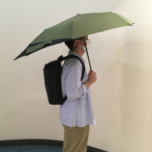 後ろに広がり、大切なバッグを雨から守る傘【Wpc. 折りたたみ傘】