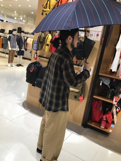 雨には傘