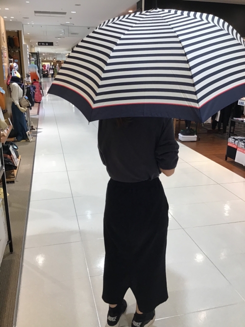 雨には傘